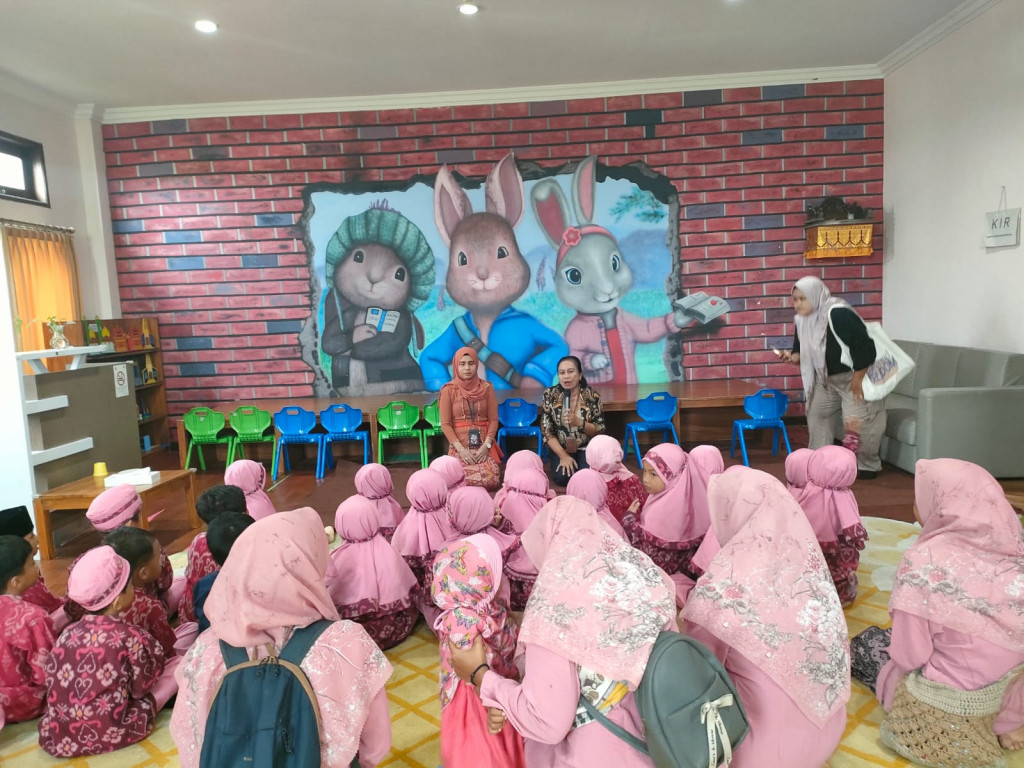 Kunjungan TK Aisyiyah Bustanul Athfal Mentari ke Perpustakaan Sastramangutama Kabupaten Badung